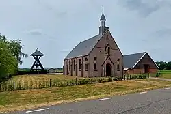 Kerk en klokkenstoel in 2023