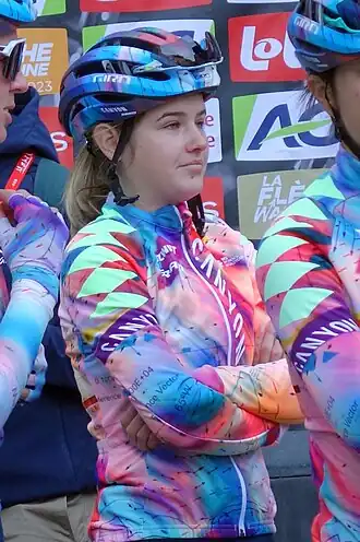 Neve Bradbury aan de start van de Waalse Pijl 2023