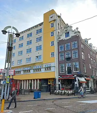 Flesseman met rechts een gebouw uit 1724