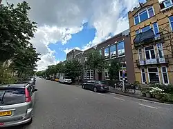 Hogeweg 61-65; het donkere gebouw is de school (augustus 2023)