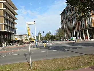 Julianaplein, Amsterdam (oktober 2023) met rechts Amst