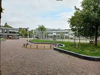 Karel Doormanplein (augustus 2023) vlnr: Ladnhuis, fontein en Richard Krajicek