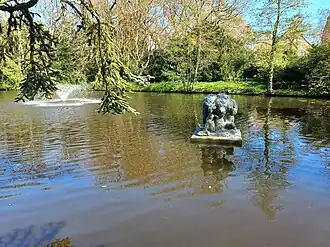 L'aprés-midi d'un faune met links een modernere fontein (april 2023)
