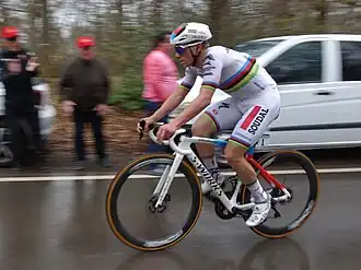 Evenepoel reed solo over de Roche-aux-Faucons