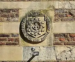 Gevelsteen met wapen