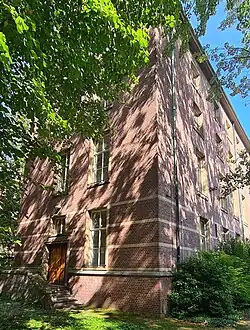 Kopgevel (links) en zijgevel van de Boostenvleugel