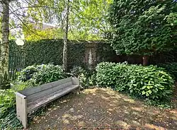 Tuinmuur, beeld en bankje