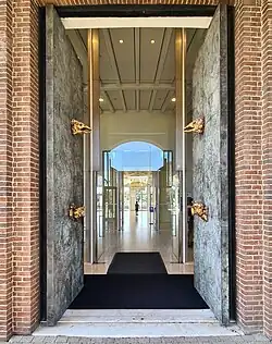 Bronzen deuren van Han van Wetering