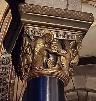 Heimo biedt de maagd Maria een gebeeldhouwd kapiteel aan. Kapiteel in de kooromgang van de Onze-Lieve-Vrouwebasiliek in Maastricht