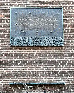 Holocaust-plaquette zuidmuur