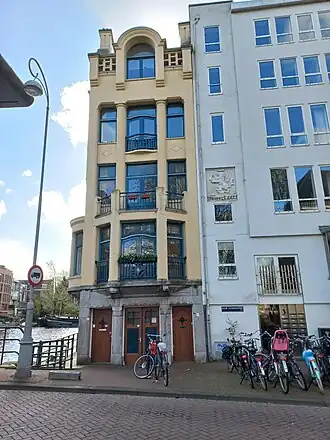 Pakhuis Sweeden op hoek twee grachten