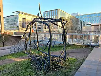 Ouroboros arborum met daarachter nood- en Acanthusbrug (december 2023)