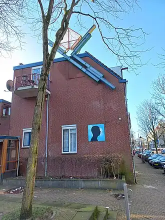 Kunstwerk tegen gevel (januari 2023)