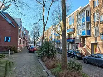 Pieter Nieuwlandstraat tussen Dapperstraat en Pontanusstraat met links kunstwerken van Jan van Goethem en Dorette Evers (januari 2023)