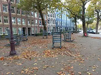 Schommelstoelen (voor) en wippen (achter) (oktober 2023)