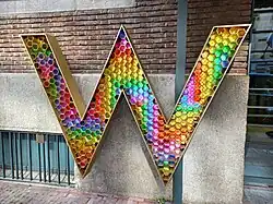 Lichtreclame ingang W-hotel (juli 2023)