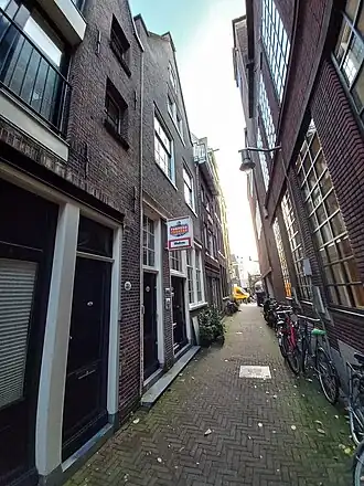 Sint-Pieterspoortsteeg met links Torpedo Theater (oktober 2023)