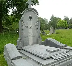 Grafzerk in arduin van Isidor Vermeire-Bellemans, ontworpen door Hilaire De Boom
