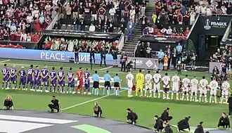 De elftallen van beide teams vlak voor de finale.