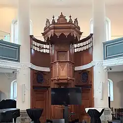 Zicht naar de preekstoel