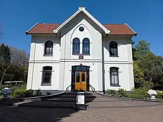 Kantoorvilla met wapen van Nieuwer-Amstel (april 2023)