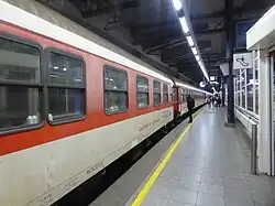 De trein wacht op zijn vertrektijd in Brussel Midi