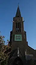 Beeld van Mauritius, gemaakt door Hans Mengelberg, boven de entree van de kerk