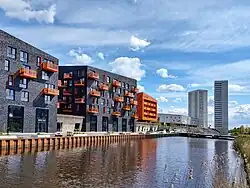 Gezien vanaf het Oude Winschoterdiep in 2024. Delen van de kolenmuur van de voormalige Hunzecentrale zijn verwerkt in de nieuwbouw.