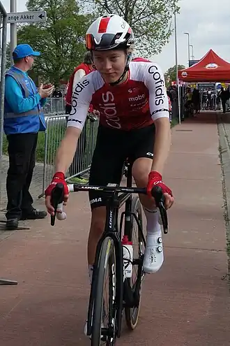 Julie Bego na de finish van de Amstel Gold Race 2024