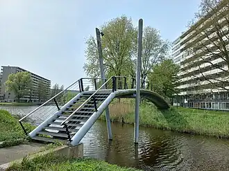 Brug 1094, rechts flat Grubbehoeve (april 2024)