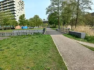 Brug 1143 met links restant Groeneveen met titelloos kunstwerk van Rein Jelle Terpstra (april 2024)