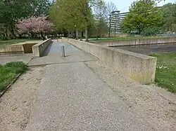 Overzicht over de brug met doorlopende leuning inapril 2024