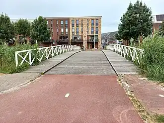 Brug 1792 achtergrond B. Merkelbachsingel (kade) en rechts ingang C. Kruyswijkstraat (juni 2024)