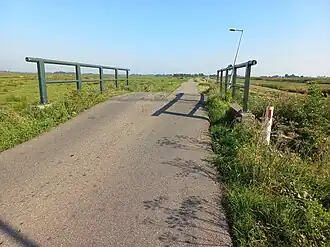 Kanaalpost met op achtergrond Holysloot (september 2024)