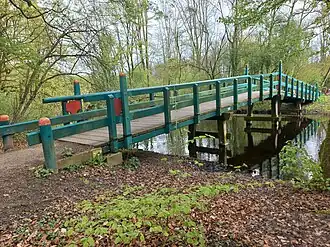 Zijaanzicht van groen-rode brug 559 (april 2024)
