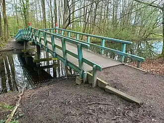 Zijaanzicht van groen-rode brug 560 (april 2024)