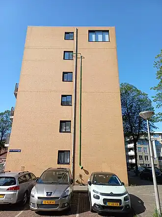 De spreekbuis rechts van de regenpijp (juli 2024)