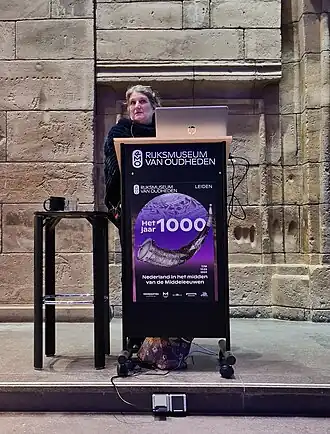 Dr. den Hartog tijdens een lezing in het Rijksmuseum van Oudheden in Leiden in 2024