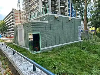 Eindgemaal Postjesweg met spuwers onder de daklijst en rechts insectenstenen (juli 2024)