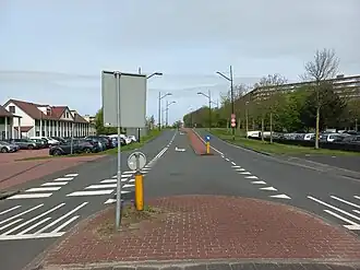 De Groesbeekdreef in april 2024, gezien vanaf de Karpseldreef met recht flat Kikkenstein en links parallelweg Koppenburgstraat