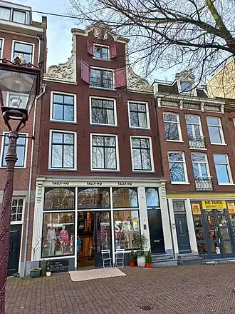 Haarlemmerplein 23 in 2024 gedenksteen linksonder