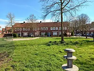 Overzicht Hoekschewaartplein achtergrond gebouwen 2-12 voorgrond ontluchting afvalcontainer (maart 2024)