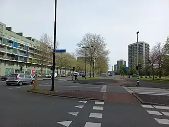 Karspeldreef met rechts drie van de vier torenflats (april 2024)