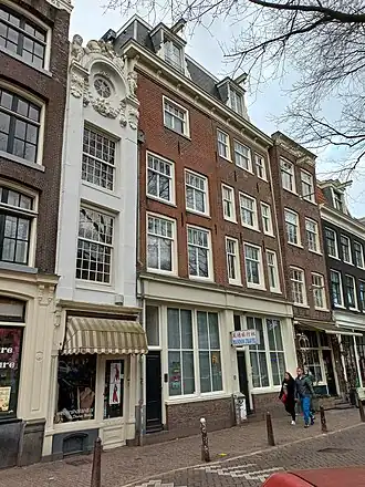 Kloveniersburgwal 26 (witte pand, februari 2024); rechts daarvan 22-24.