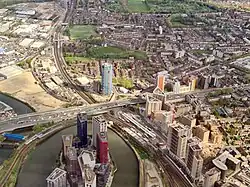 Canning Town anno 2024: bedrijfspanden, laagbouwwijken en recente hoogbouw