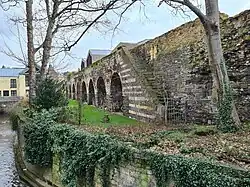 Stadsmuur langs de Jeker, stadszijde (vanaf Toneelacademie)