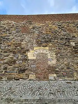 Dichtgemetselde poterne in de Looiershofmuur