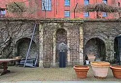 Sint Servaasklooster 28, deels herbouwde muur met beeldnis