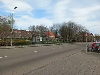 Meidoornplein met in het midden de voormalige leeszaal met rode kap (maart 2024)