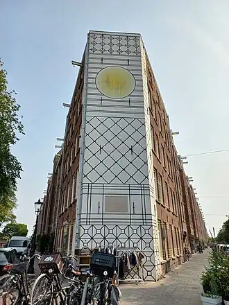 Muurschildering waarin verwerkt gevelankers en eerste steen